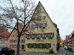 Der Gasthof Weißes Ross in Dinkelsbühl, eine der 50 schönsten denkmalgeschützten Gaststätten Bayerns (Foto aus: "Genuss mit Geschichte").