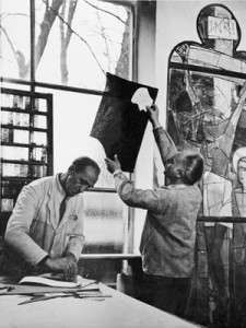 Helmut Ammann und der Glaser Theo Ferke arbeiten in der Glaswerkstätte Josef P. Bockhorni an den Chorfenstern für die Apostelkirche in Weilheim, 1953 (Foto: Privatarchiv Joseph Auer)