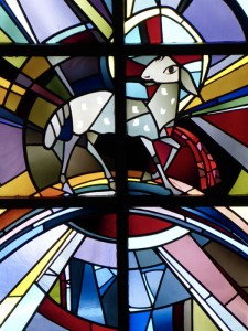 Das Lamm, Quelle des Lichts und Lebens, 1958. Mittelfenster des Himmlischen Jerusalems in der Lutherkirche in München-Giesing (Foto: Isabella Krobisch)