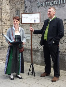 Astrid Assél und Christian Huber führen auch in der Münchner Altstadt durch die Geschichte des Bierbrauens. (Foto: Assél/Huber)