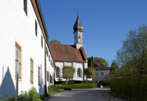 Bernried ist eines der schönsten Dörfer im Fünfseenland. Hier der Blick auf die Hofmarkskirche. (Foto: Katja Sebald)