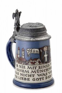 Dieser Bierkrug von 1895 stammt von Villeroy & Boch, Mettlach. Deckel und Dekoration wurden bei Jos. M. Mayer in München gefertigt. (Foto: Franz Kimmel/Jüdisches Museum München)