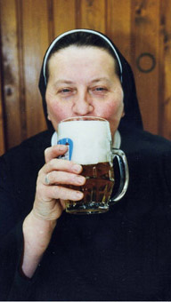 Schwester Doris im Kloster Mallersdorf ist die einzige Ordensschwester weltweit, die Braumeisterin ist.