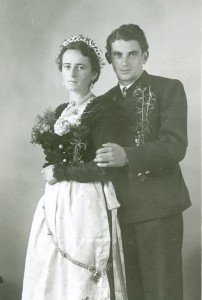 Die Braut trägt auf dieser Fotografie aus dem Jahr 1950 einen schwarzen Schalk. Von der gewöhnlichen Festtracht unterscheidet sich die Hochzeiterin durch den silbernen Brautgürtel, den sie über der Schürze trägt. (Foto: Stadtarchiv Bad Tölz)