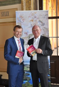 Franz Maget (re.) und Michael Volk bei der Buchpräsentation von "Es geht auch anders" im Bayerischern Landtag