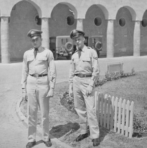Johnny Cash (links) und Bernard Simmons vor den Arkaden des „Klosterhofs“ im Fliegerhorst Penzing. (Foto: William Harrell)