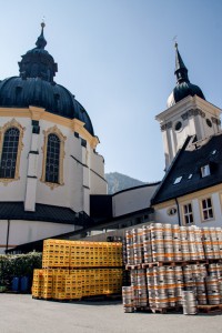 Im Jahr 1709 wurde das neue Ettaler Brauereigebäude fertiggestellt. Die Klosterchronik vermerkt, dass man „bei unserem Preihaus den Fürstenbaum unter trompeten und Paukenschall aufgesteckt“ und am 6. November mit dem Brauen begonnen habe. 