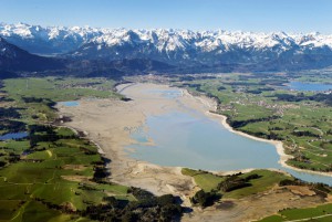 Im Sommer ein Freizeitparadies, im Winter eine Sumpflandschaft: der Forggensee