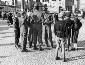 Besatzungssoldaten umringt von Kindern vor dem Münchner Hauptbahnhof, Oktober 1946