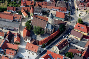 In der Kirche St. Michael in der Ortsmitte Gochsheims wird die Gochsumer Kerm mit einem Festgottesdienst eingeleitet.