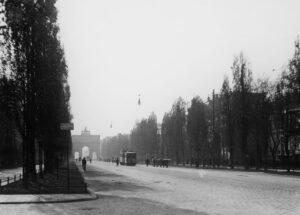 Auf dem um 1900 entstandenen Bild von der Leopoldstraße erkennt man die elektrischen Straßenlaternen. (Foto: Stadtarchiv München