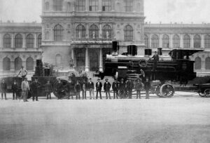 Der Transportweg der Lokomotiven von der Maffei’schen Fabrik zum Hauptbahnhof führte auch  an der Kunstakademie vorbei. (Foto: Stadtarchiv München)