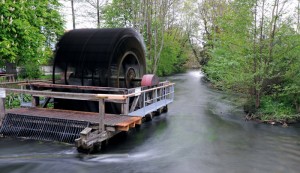 Von der Haerlin’schen Papierfabrik in Gauting hat sich nur das Wasserrad erhalten, die Gewerbeanlage selbst wurde zugunsten einer Wohnsiedlung abgerissen.