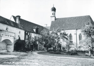 Innenhof mit Schlosskapelle Blutenburg. Aufnahme ca. 1950