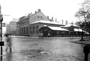 Der Schwabinger Bräu befand sich an der heutigen Münchner Freiheit, in den 1960er Jahren musste er dem – mittlerweile ebenfalls abgerissenen – Hertie-Hochhaus weichen. (Foto: Stadtarchiv München)