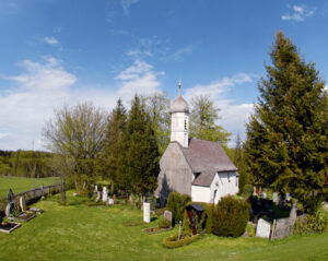 An die Zeit der wittelsbachischen Herrschaft über Leutstetten und das Gut Rieden erinnern einige Gräber in der kleinen Kirche St. Peter und Paul und auf dem dazugehörigen Friedhof.