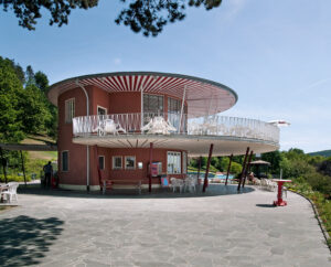 Der Café-Pavillon im Terrassenschwimmbad in Bad Kissingen aus den fünfziger Jahren. (Foto: BLfD, Eberhard Lantz)