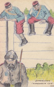 Der Soldat Grau, einer der deutschen Bewacher, fertigte satirische Zeichnungen als Bildpostkarten, die wie hier als „Offensive in Puchheim 1916“ die Flucht von zwei französischen Soldaten zeigen.