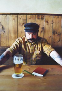 Nicht nur sein Buch, auch er selbst ist ein Kunstwerk: Boazn-Tester Maximilian Bildhauer im Einsatz.